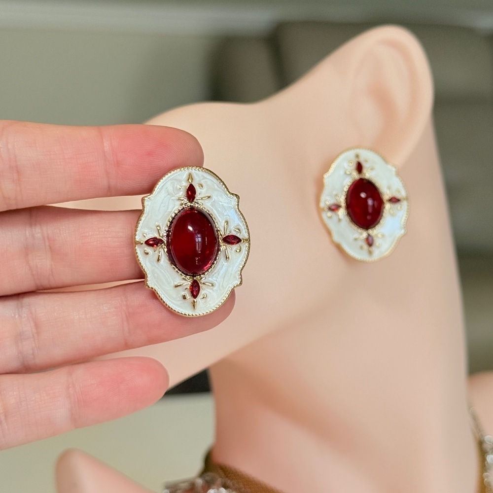 Elegant Red Oval Cabochon Gold-Tone Statement Earrings - Picture 5 of 12